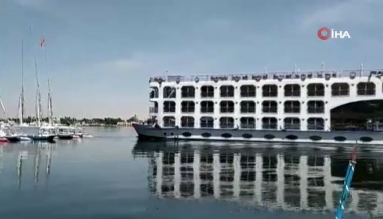 Nil Nehri’nde yolcu gemisi kontrolden çıktı. Önüne çıkan tekneleri ezdi geçti