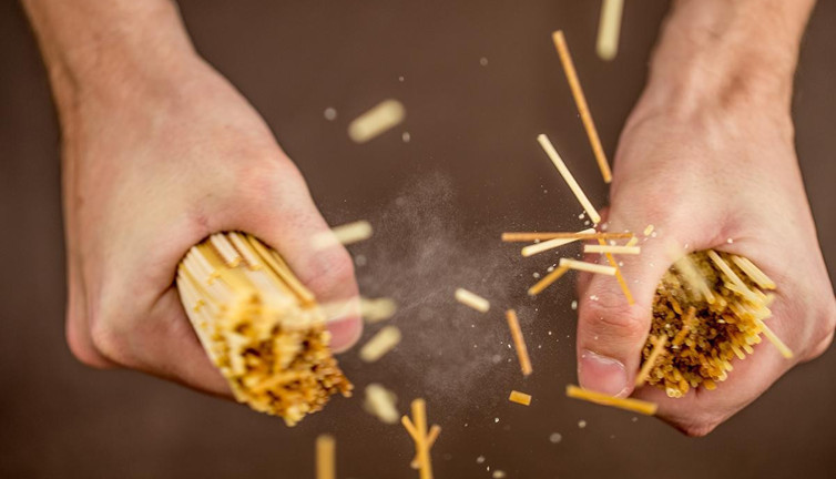 Çubuk makarna neden ikiden fazla parçaya bölünüp dağılır
