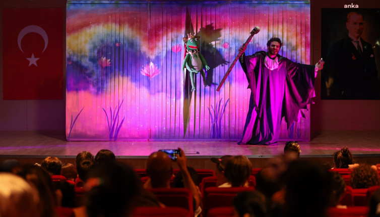 Kurbağa Prens Masalı'na Bucalı miniklerden yoğun ilgi