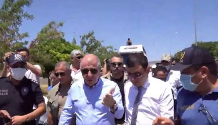 Ümit Özdağ Suriye sınırına yürüdü. Polisler engellemeye çalıştı