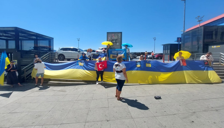 Suriye'de Rusların şehit ettiği Türk askerlerinin isimlerini tek tek okudular. Ukraynalılardan Fenerbahçe Protestosu