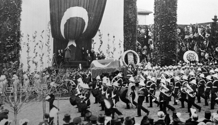 Atatürk’ün cenazesinde neden gökten düğme yağdı? Cenazeye düğme atmak ne demek?