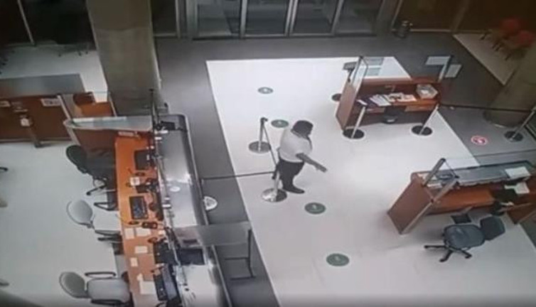 Ölen kadının ruhu geri döndü güvenlikçi tekerlekli sandalyeye oturttu