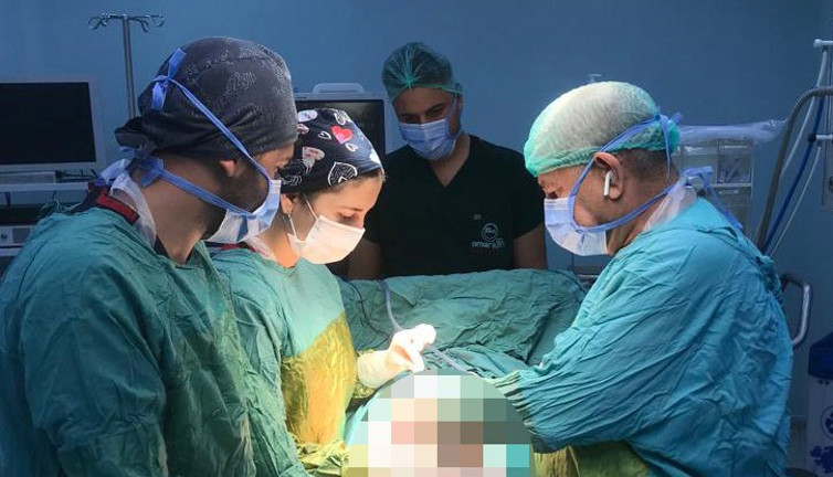 33 yıllık cerrah ilk defa böyle şey yaşadığını açıkladı. Safra kesesi taşı kendine yol açıp bağırsağı tıkadı