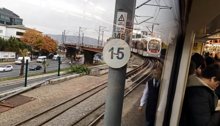 Tren yokuşu çıkamadı. Yolcular şok geçirdi