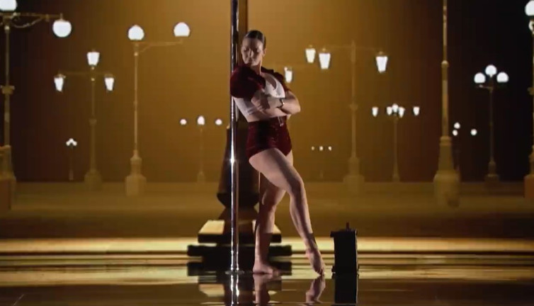 Muhteşem dans gösterisi. Seyircilerin ağzı açık kaldı, salon ayağa kalktı