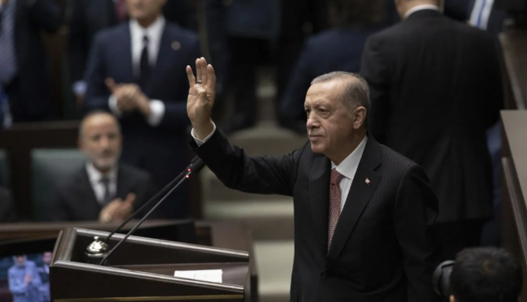 Erdoğan kürsüye Rabia selamıyla çıktı. Sisi ile gülerek el sıkışmıştı