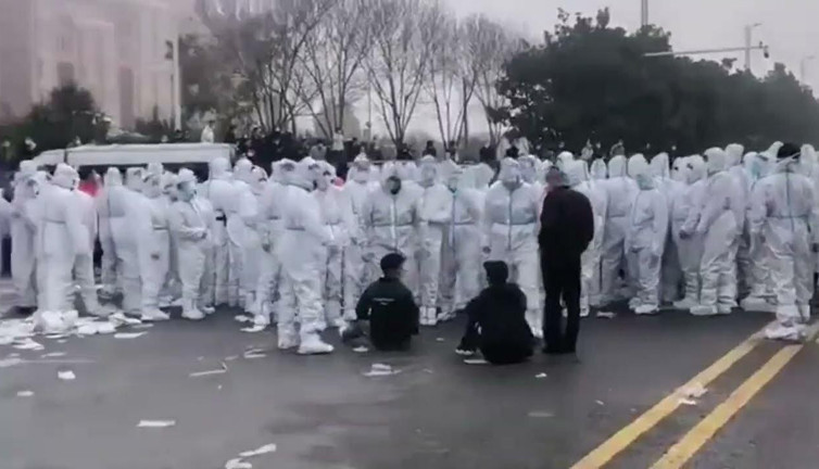 Dünyanın en büyük iPhone fabrikasında isyan çıktı. Ağır yaralılar var