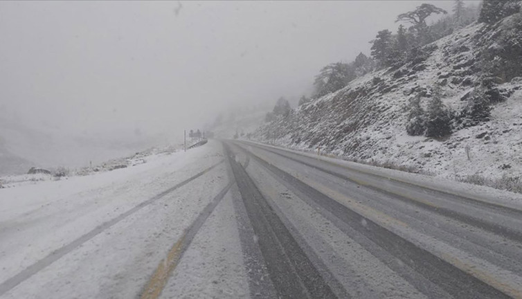 Seydişehir-Antalya karayoluna beyaza büründü