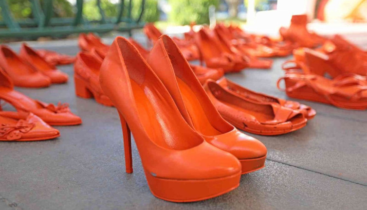 Şiddete uğrayan kadınlar için 'Turuncu Ayakkabı' sergisi