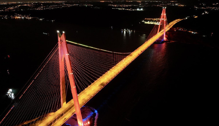 İstanbul’da köprüler turuncuya büründü