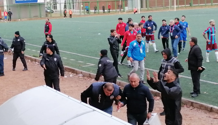 Bursa'da olaylı maç: 1'i polis 2 yaralı