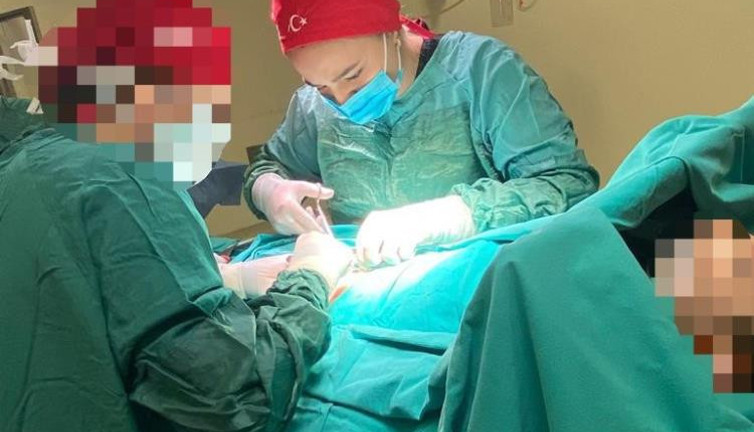 Ameliyathaneye girip dikiş atmış. Sahte doktorun yaşı bile sahte çıktı. Sahte diploma ve hastane öğrenci yemek kartları