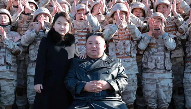 İkinci kez kızıyla görüntülendi. Bu sefer de askeri törene götürdü