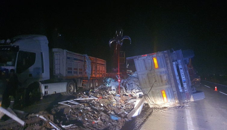 Kontrolden çıkan hurda yüklü TIR devrildi