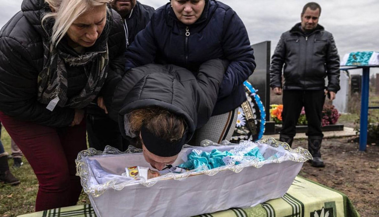 Rusya'nın saldırısında ölen iki günlük bebek toprağa verildi