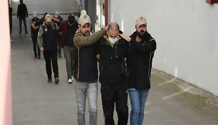 FETÖ operasyonunda 10 kişi tutuklandı. Eski polis, aranan kişilerin yurt dışına kaçırılmasını organize ettiği ortaya çıktı