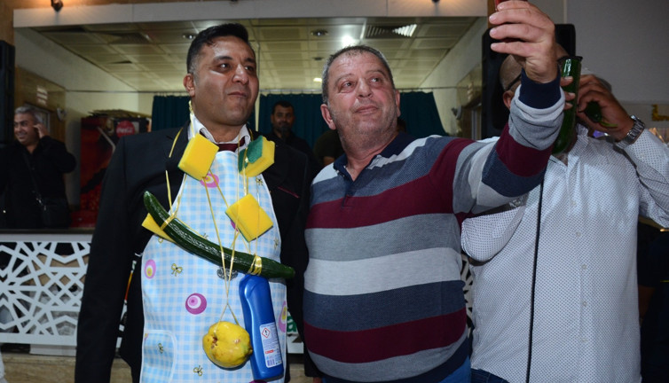 Damada şaka olarak takılan takılar davetlileri şaşırttı