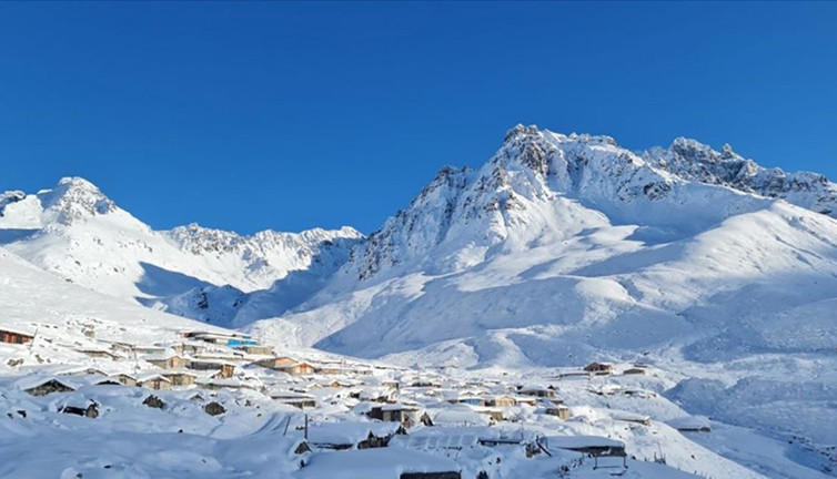 Rize'nin yüksek kesimleri beyaz örtüyle kaplandı