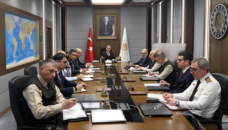 Bakan Akar, TSK komuta kademesi ve birlik komutanlarıyla videokonferansla görüştü