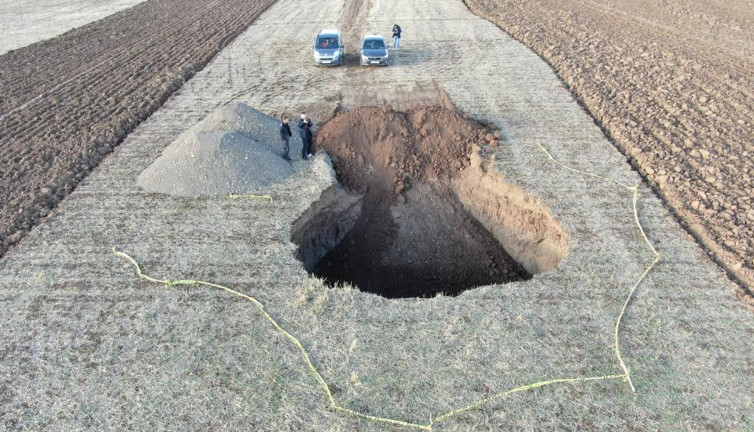 Sivas'ta dev obruk. Dev obruğa düşmekten son anda kurtuldu