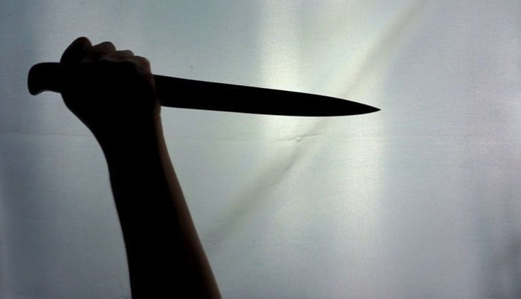 Yengesini bıçaklayıp üçüncü kattan atladı