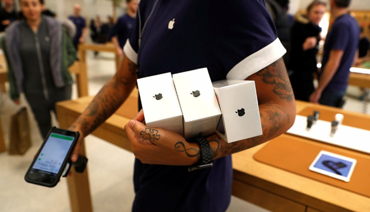 Tek seferde 300 tane iPhone satın almıştı. Soyuldu