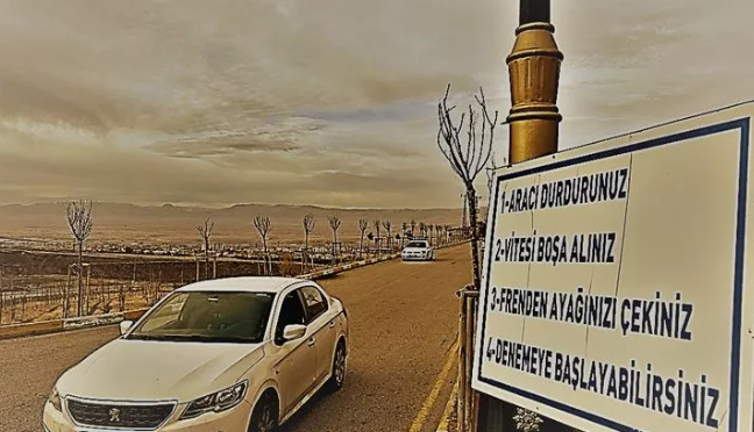 Bu gizemli yola giren neye uğradığını şaşırıyor. Her şey ayağı frenden çekince oluyor