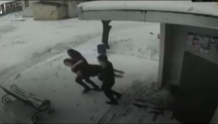 Evlenme teklifini reddeden kızın iş yerini silahla basıp kaçırdı