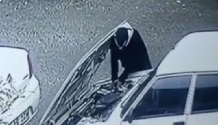 Aracın kaputunu açtı aküyü çaldı
