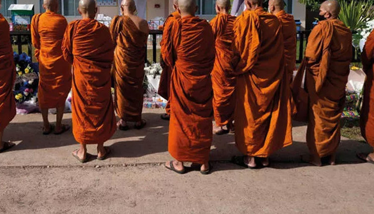 Tapınakta uyuşturucu kullanan 4 Rahip suçüstü yakalandı