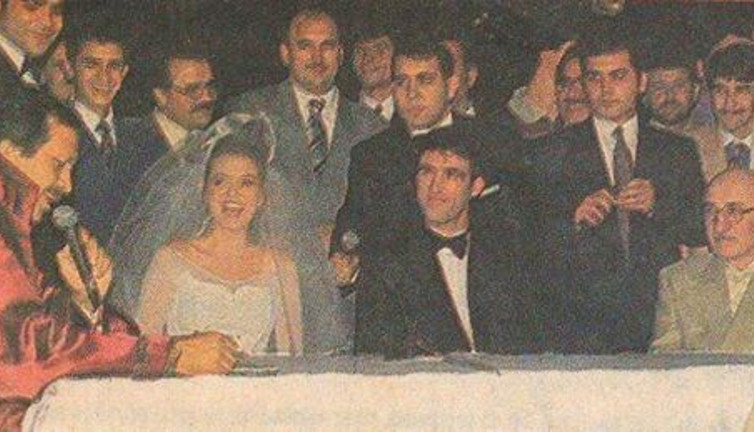 TRT spikeri Hakan Şükür'den bahsetti diye ekrandan alınmıştı. Zafer Arapkirli eski fotoğrafı paylaştı