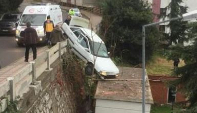 Otomobilin içinde duvarda askılı kaldılar. 2 kişi ölümden döndü