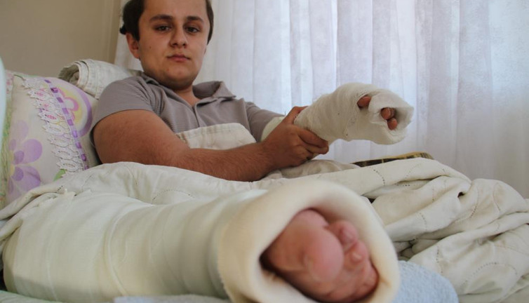 Bunun adı canilik. Engelliler Haftasında cam kemik hastası gencin kolunu bacağını kırdılar serbest bırakıldılar