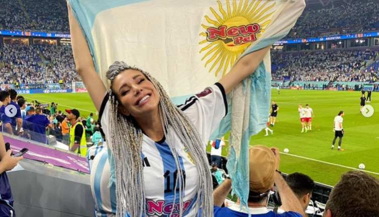 Arjantinli güzele mayo izni vermeyince formayla havuza girdi