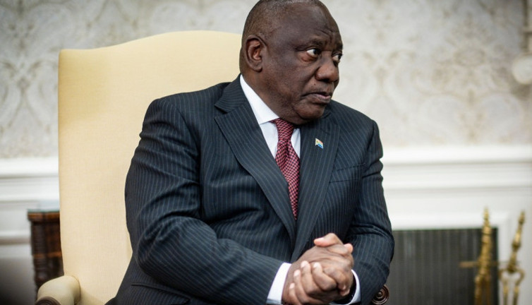 Cumhurbaşkanı koltuğunda sakladığı 500 bin dolarla yakalandı. Yolsuzluğu ortadan kaldıracağım diye göreve gelmişti