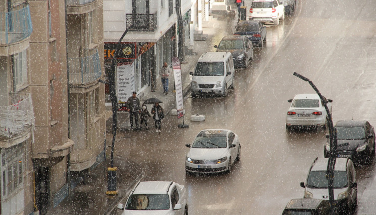 Van’da dolu yağışı