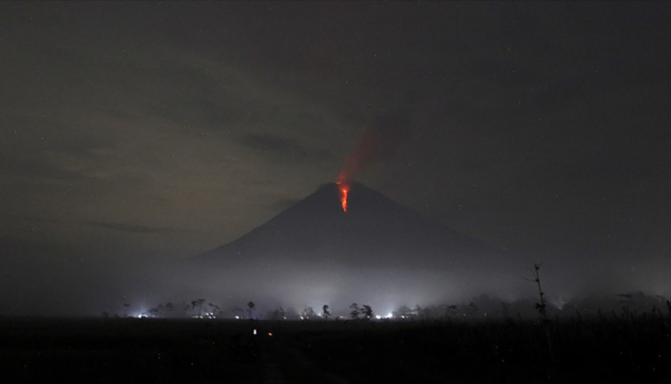 Semeru Yanardağı faaliyete geçti! 2 bin kişi tahliye edildi