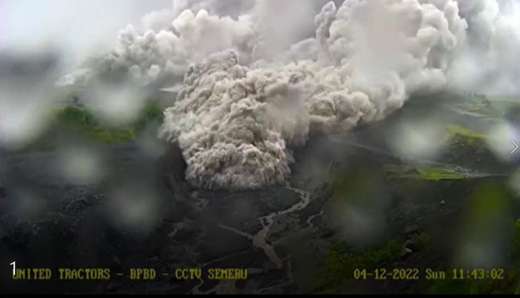 Yanardağ patladı lavlar ve duman 6 köyü yuttu! Felaket saniye saniye böyle görüntülendi