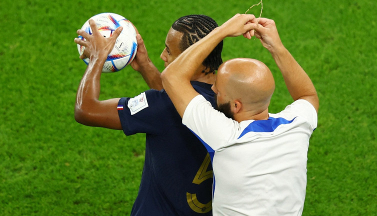 Fransız oyuncu maça zincir kolye ile çıktı. 41 dakika boyunca farkedilmedi