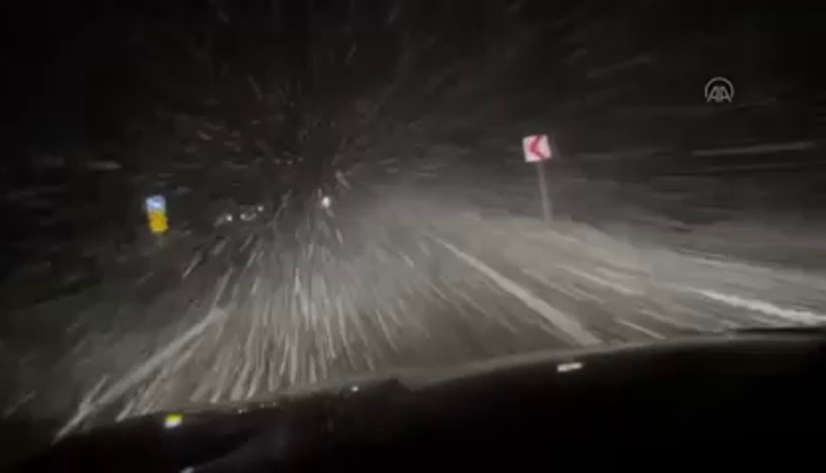 Bingöl-Erzurum kara yolunda kar ve tipi etkili oldu