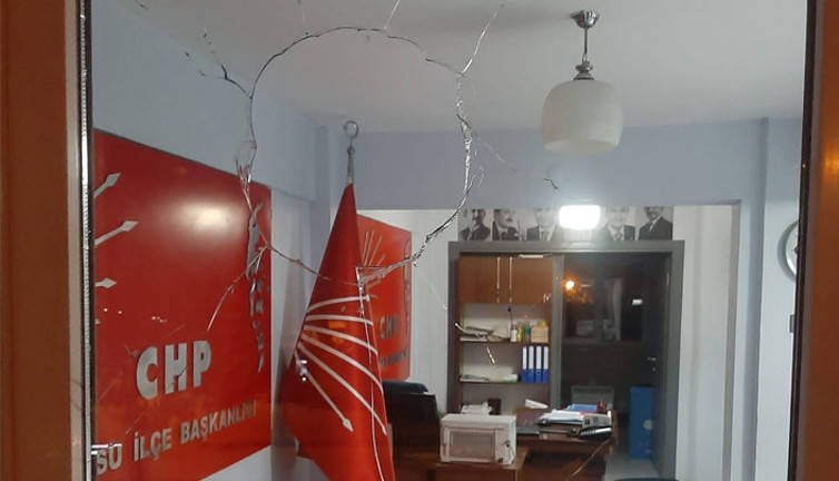 Bursa’da CHP ilçe binasına taşlı saldırı