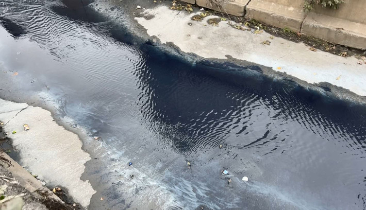 İstanbul’da derenin rengi şaşkına çevirdi! Bakan bir daha bakıyor