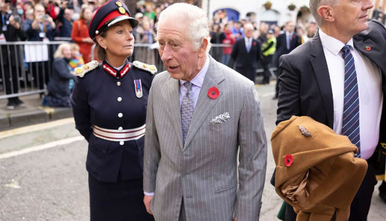 Kralın üzerine yumurta atan genç gözaltına alındı