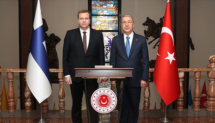 Bakanı Akar, Finlandiyalı mevkidaşı Kaikkonen ile görüştü