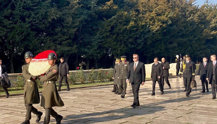 Finlandiya Savunma Bakanı Anıtkabir’i ziyaret etti