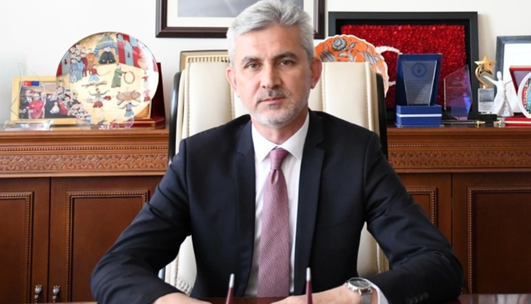 Aile Bakanlığı’nın müdürü, tarikatta istismarı inkar eden paylaşımları beğendi