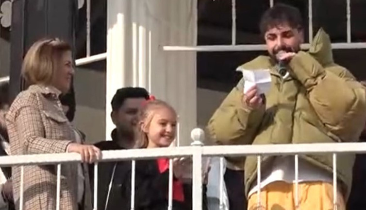 Rapçi Sefo ''Başkan olursam Sefo'yu getireceğim'' diyen çocuk hayranını kırmayarak Bursa'ya gitti