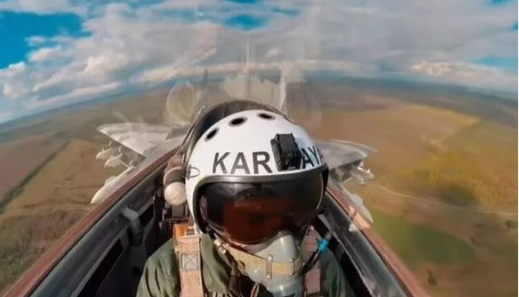 Savaş uçağı pilotu kanlar içinde kaldı. Jetten atlamadan saniyeler önce bu fotoğrafı çekti