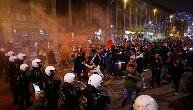 Brüksel'de Faslı taraftarlar ve polis arasında çatışma çıktı